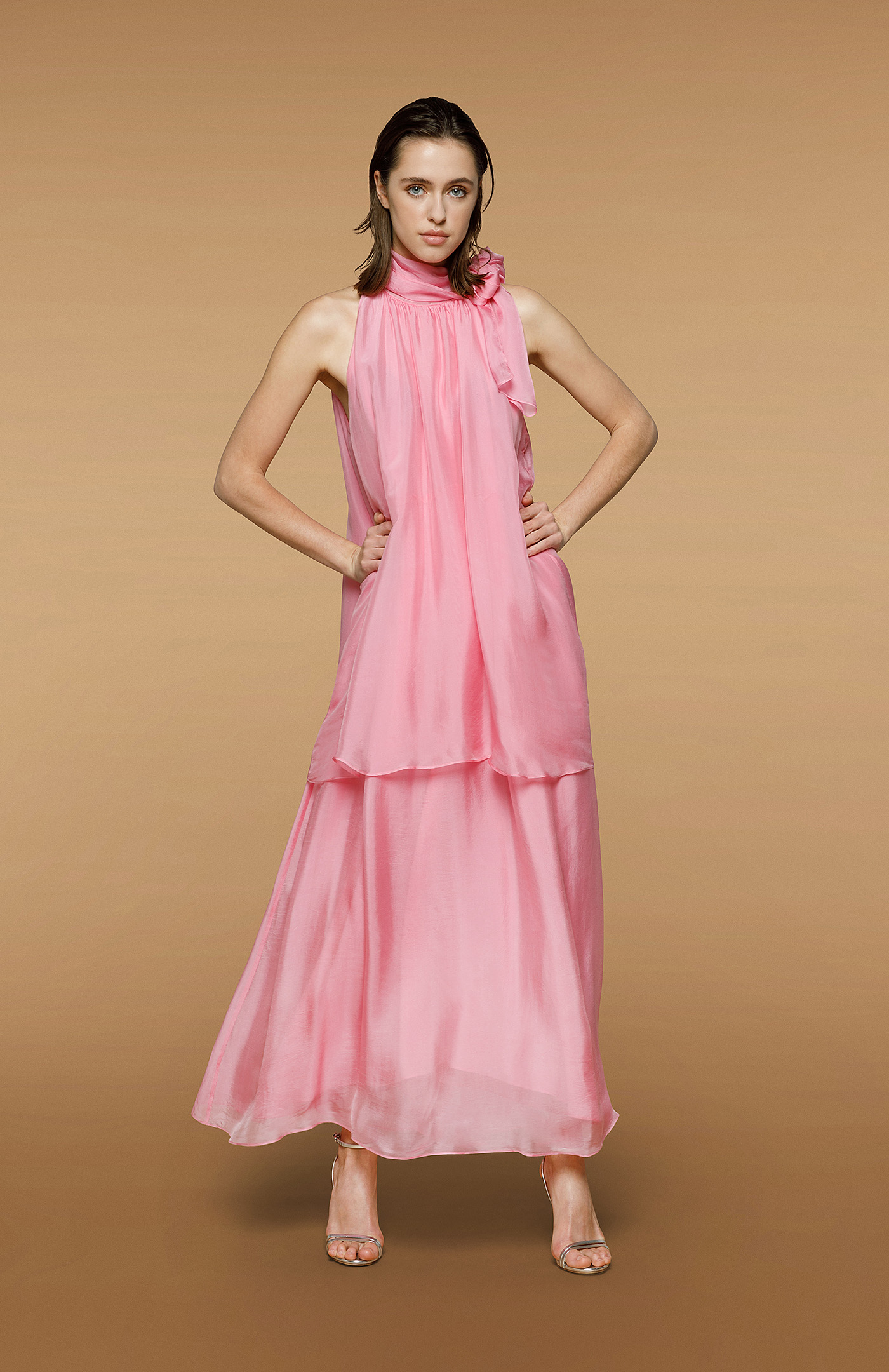 Abito lungo smanicato in seta viscosa con particolare di foulard Col. Rosa Seventy